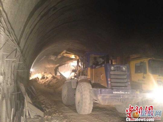   8月10日，贵州省石阡县境内一在建高速公路隧道发生坍塌，初步统计有13人被困。救援正在进行。